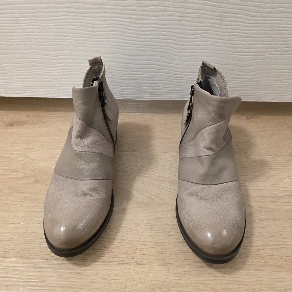 Miz Mooz Taupe‎ Leather Cut-Out Grunge Going Out Distressed Ankle Boots Size 7.5